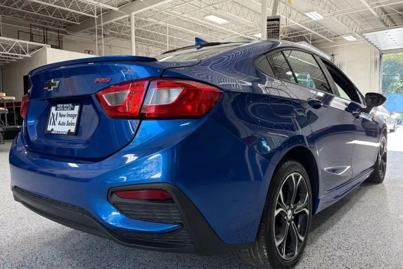 2019 Chevrolet Cruze LT photo 1