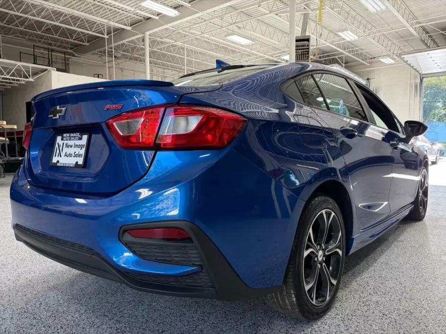 2019 Chevrolet Cruze LT photo 1