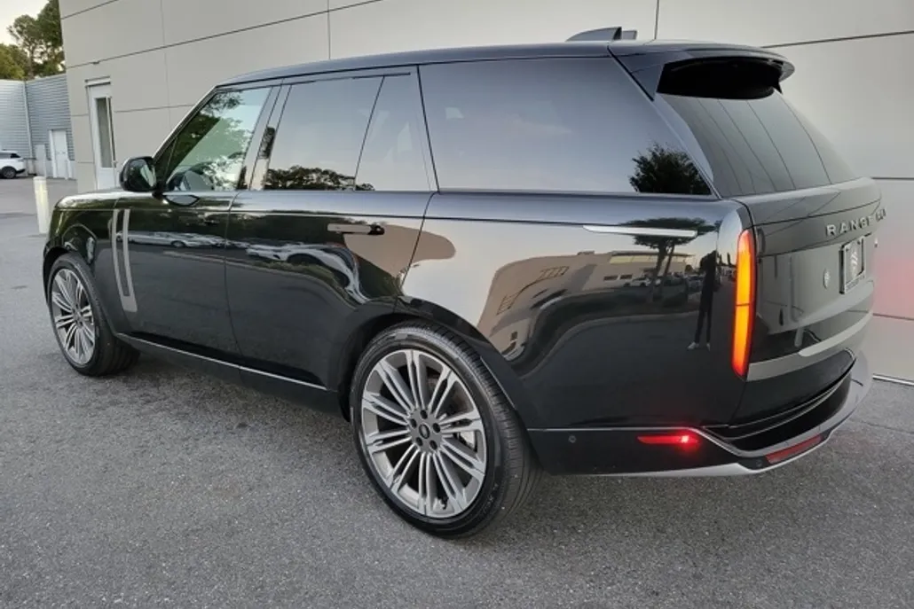 2023 Land Rover Range Rover SE photo 1