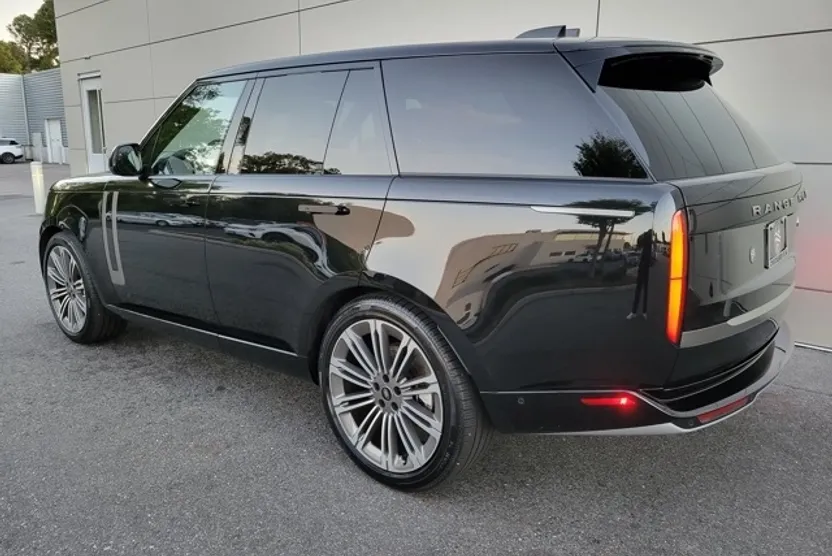 2023 Land Rover Range Rover SE photo 1