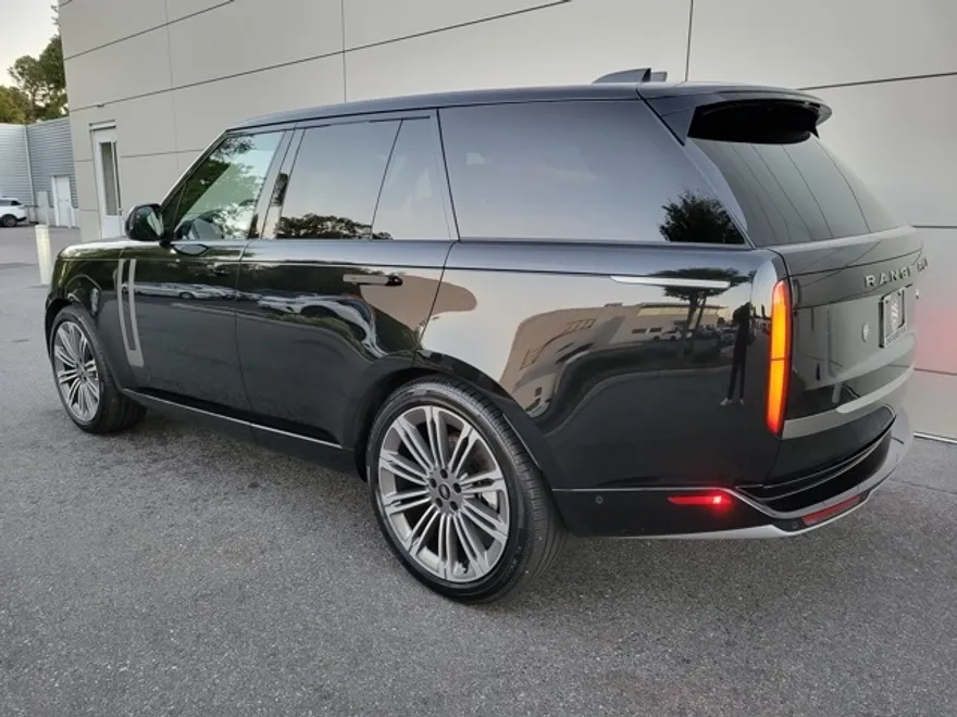 2023 Land Rover Range Rover SE photo 1
