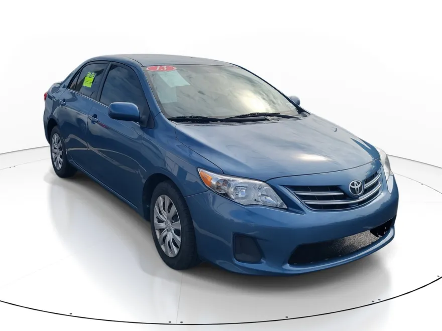2013 Toyota Corolla LE photo 1