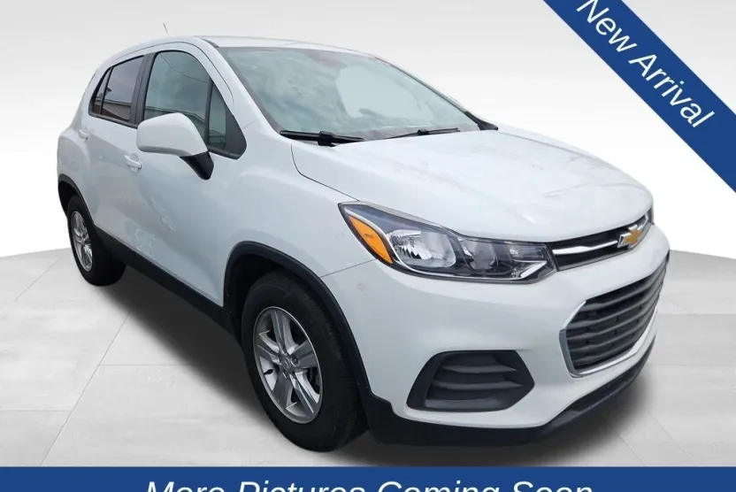 2022 Chevrolet Trax LS photo 1