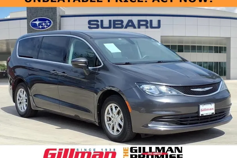 2017 Chrysler Pacifica Touring photo 1
