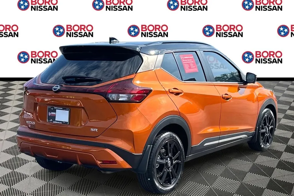 2023 Nissan Kicks SR photo 1