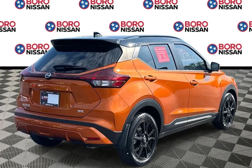 2023 Nissan Kicks SR photo 1