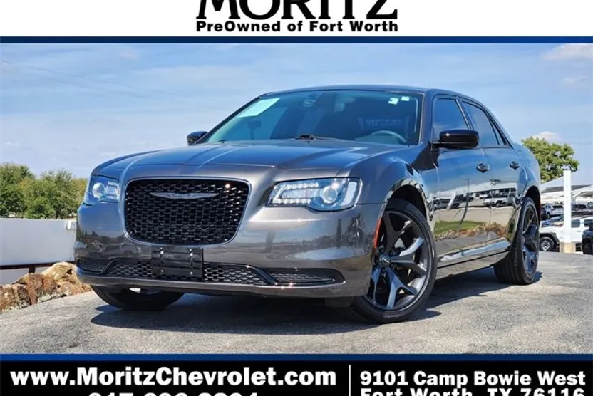 2023 Chrysler 300 Touring photo 1