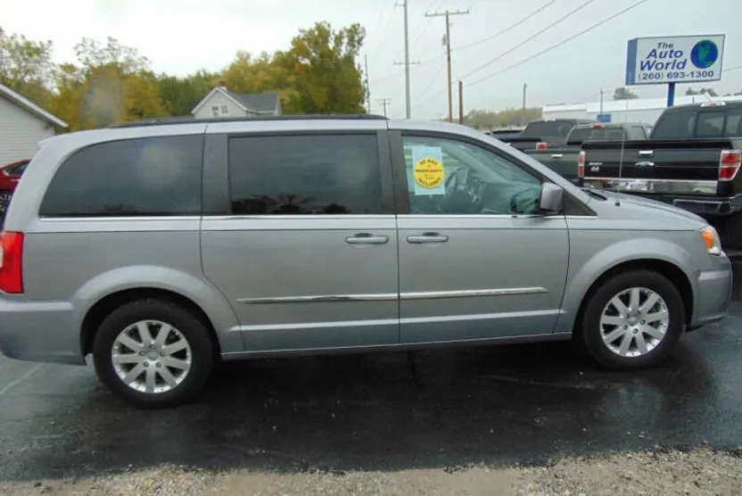 2013 Chrysler Town & Country Touring photo 1