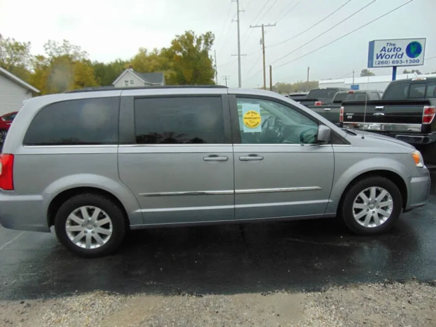 2013 Chrysler Town & Country Touring photo 1