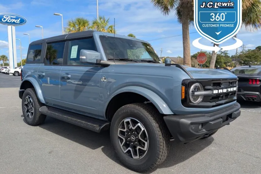 2025 Ford Bronco Outer Banks photo 1