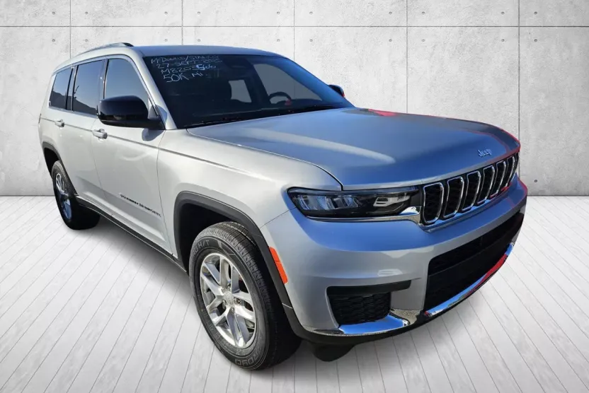 2021 Jeep Grand Cherokee Laredo photo 1