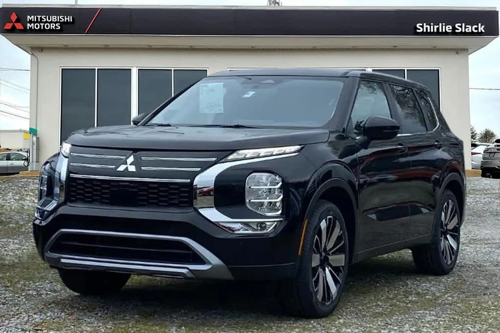 2025 Mitsubishi Outlander SE photo 1