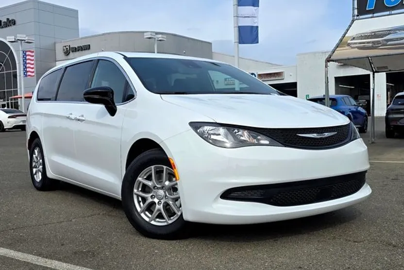 2025 Chrysler Voyager LX photo 1