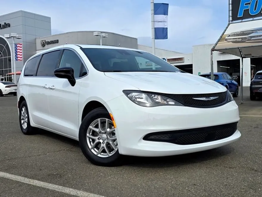2025 Chrysler Voyager LX photo 1