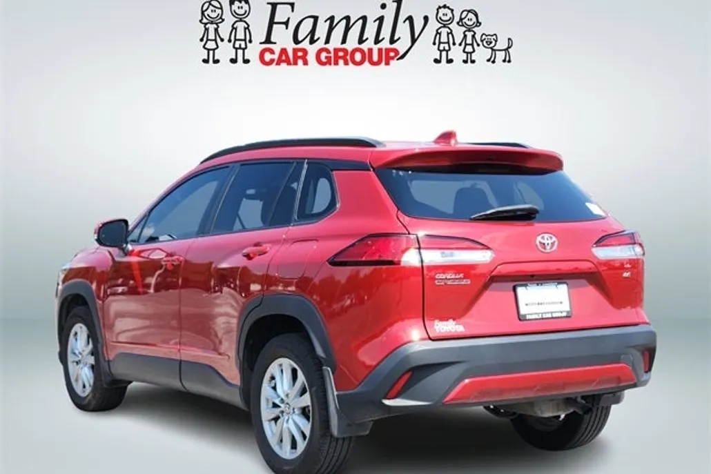 2022 Toyota Corolla Cross LE photo 1