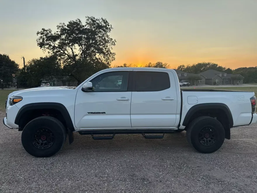 2023 Toyota Tacoma V6 photo 1