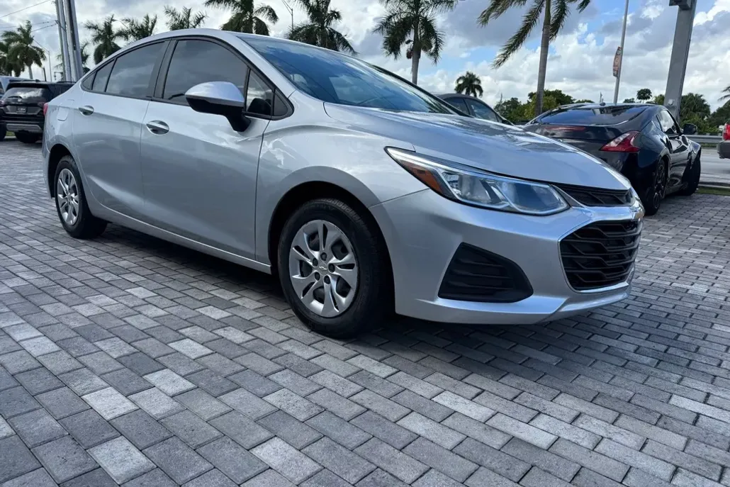 2019 Chevrolet Cruze LS photo 1