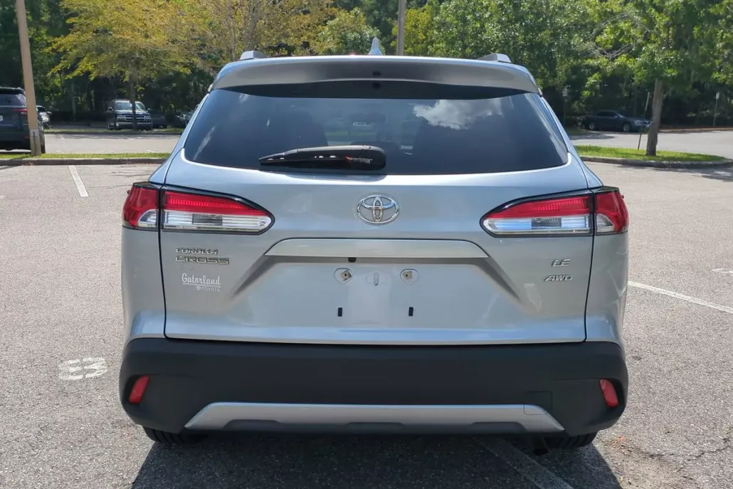 2022 Toyota Corolla Cross LE photo 1