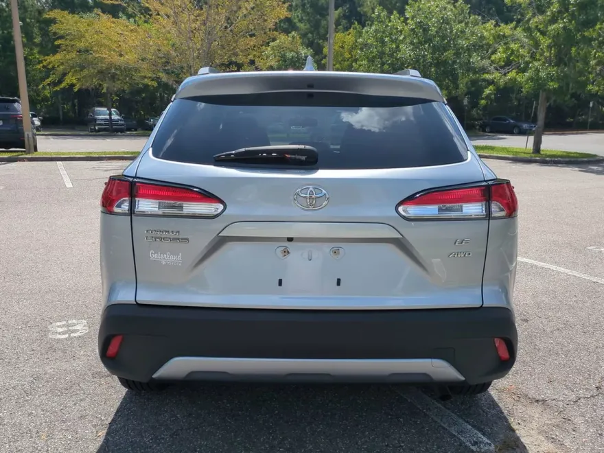2022 Toyota Corolla Cross LE photo 1