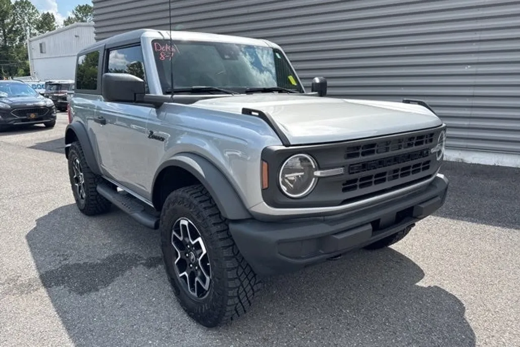 2023 Ford Bronco Base photo 1