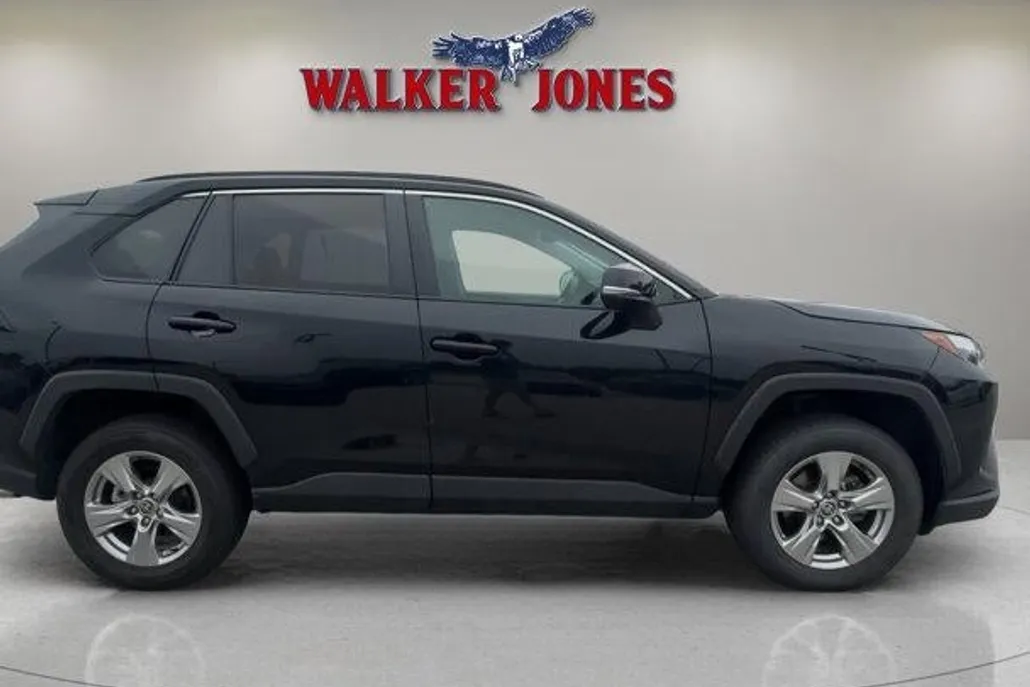 2023 Toyota RAV4 XLE photo 1