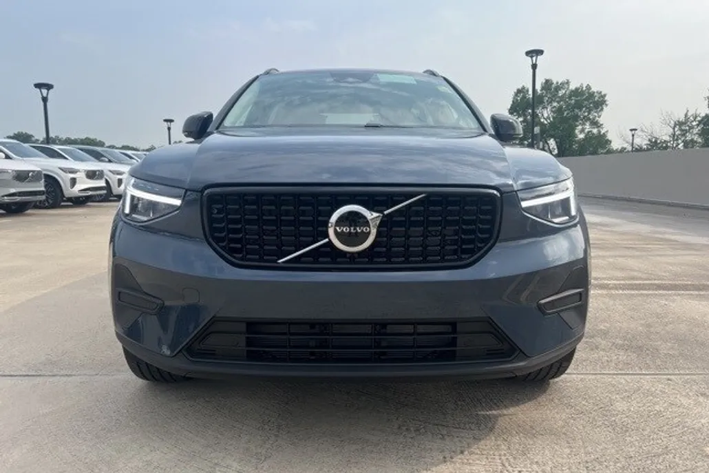 2026 Volvo XC40 Core photo 1