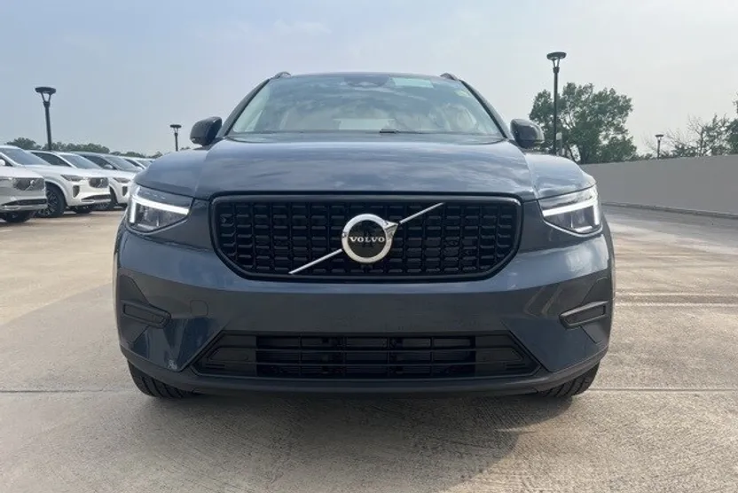 2026 Volvo XC40 Core photo 1