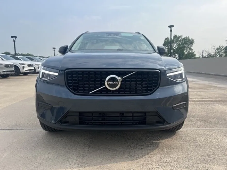 2026 Volvo XC40 Core photo 1