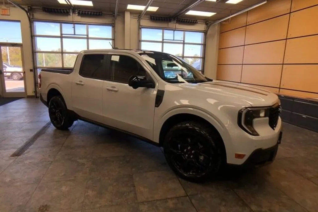 2025 Ford Maverick Lariat photo 1