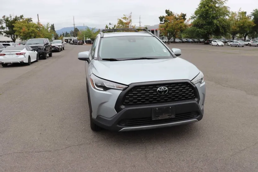 2022 Toyota Corolla Cross LE photo 1