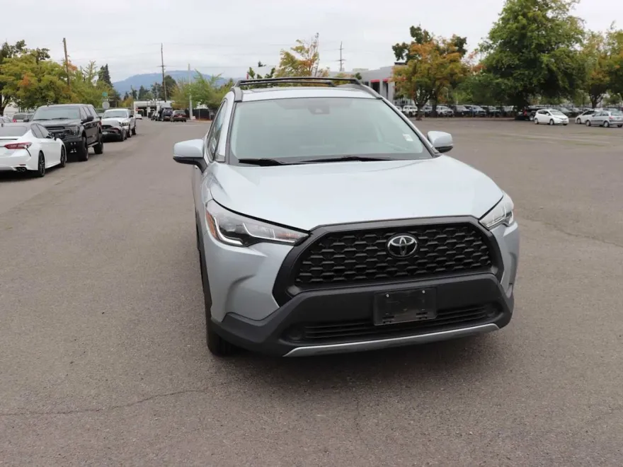2022 Toyota Corolla Cross LE photo 1