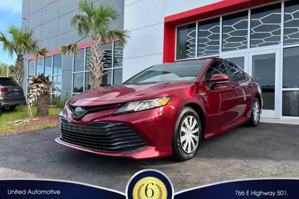 2019 Toyota Camry Hybrid LE photo 1