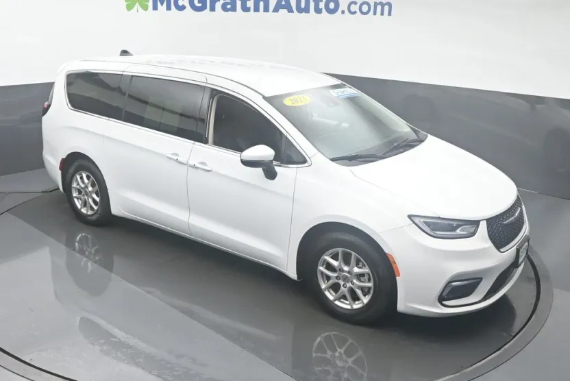 2023 Chrysler Pacifica Touring L photo 1
