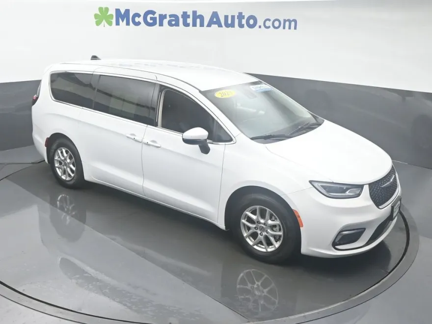 2023 Chrysler Pacifica Touring L photo 1