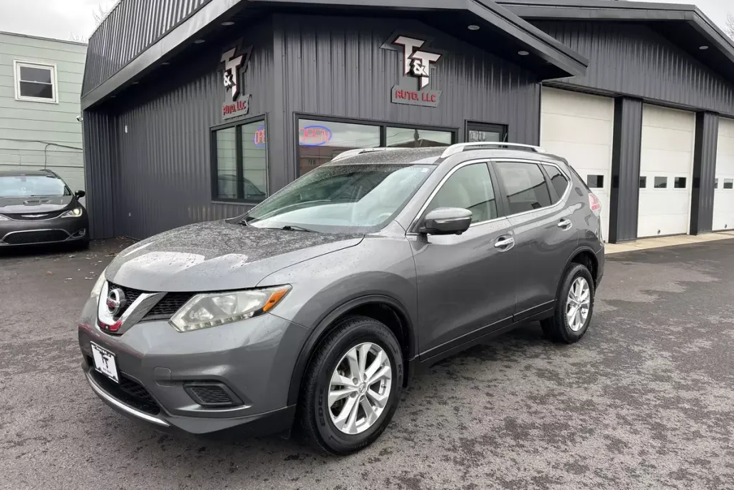 2015 Nissan Rogue SV photo 1