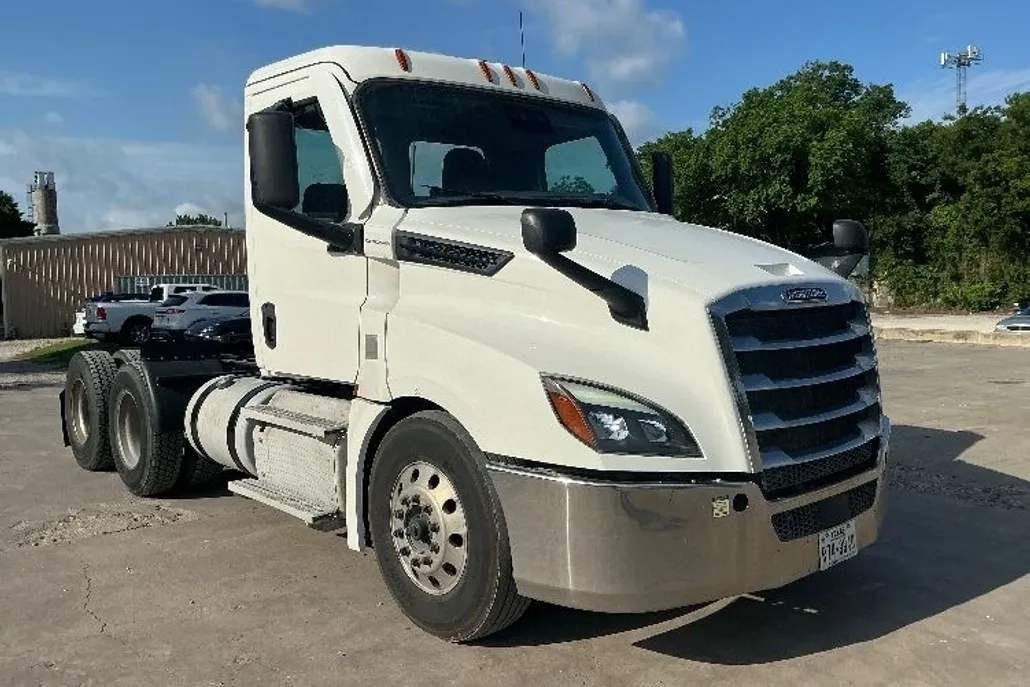 2020 Freightliner Cascadia 126" Day cab photo 1