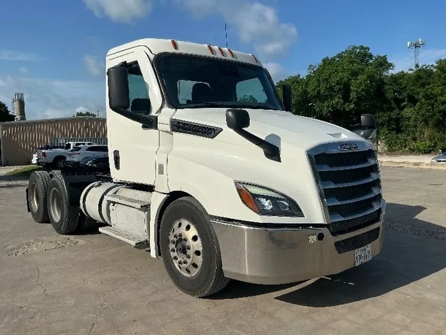 2020 Freightliner Cascadia 126" Day cab photo 1