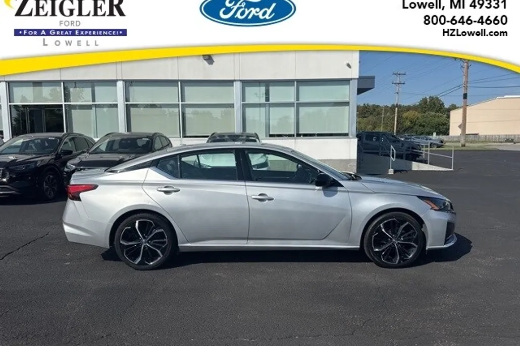 2023 Nissan Altima 2.5 SR photo 1