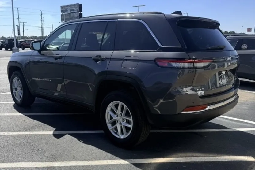 2023 Jeep Grand Cherokee Laredo photo 1