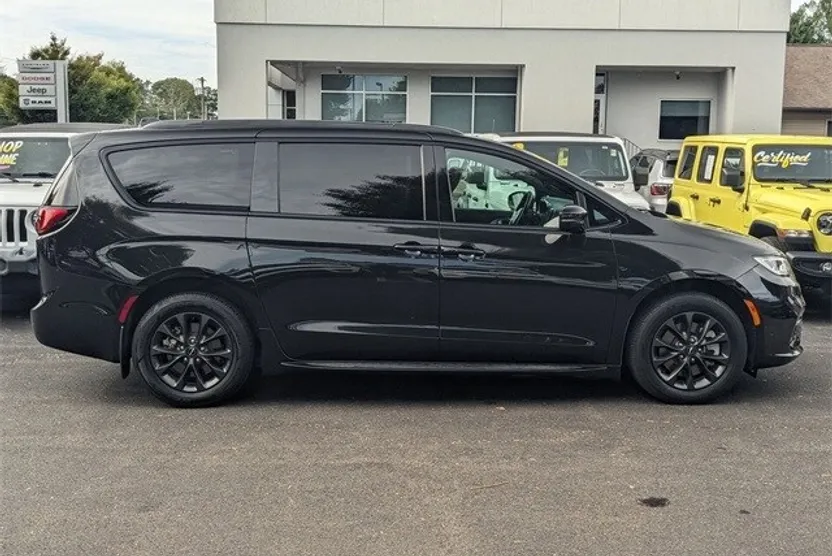 2021 Chrysler Pacifica Touring L photo 1