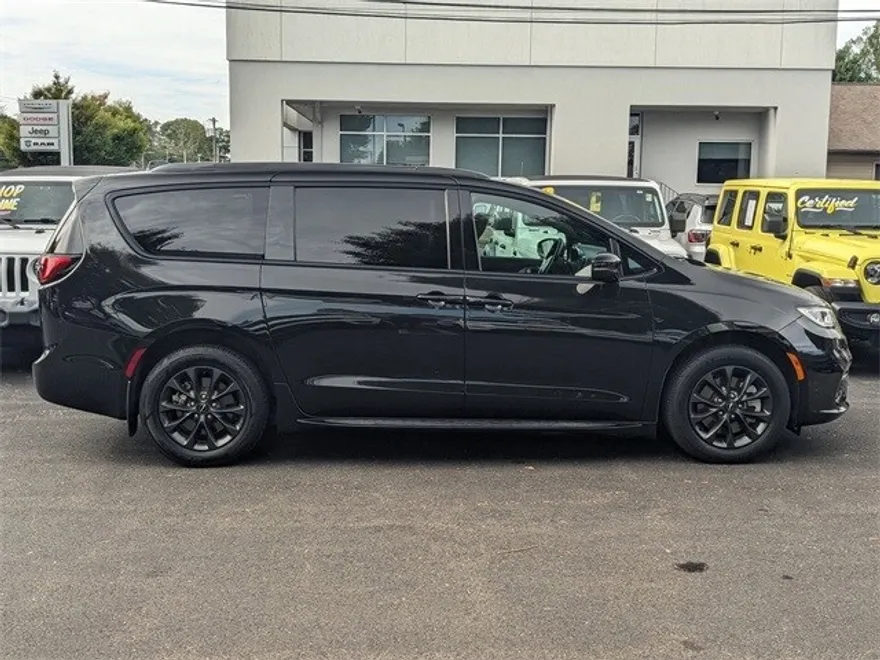 2021 Chrysler Pacifica Touring L photo 1