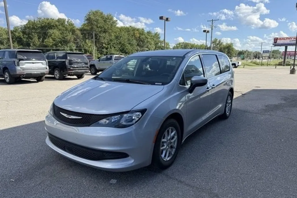 2022 Chrysler Voyager LX photo 1