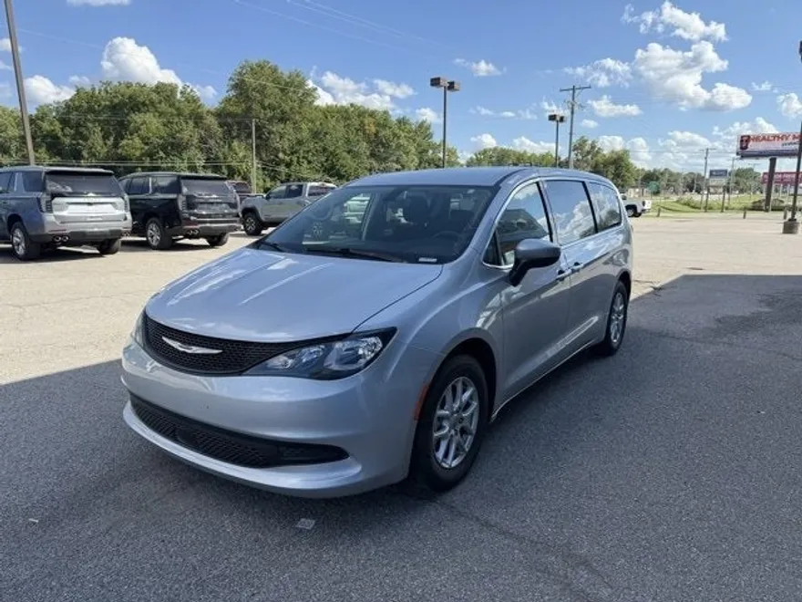 2022 Chrysler Voyager LX photo 1