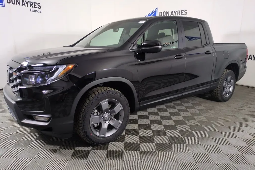 2025 Honda Ridgeline TrailSport photo 1