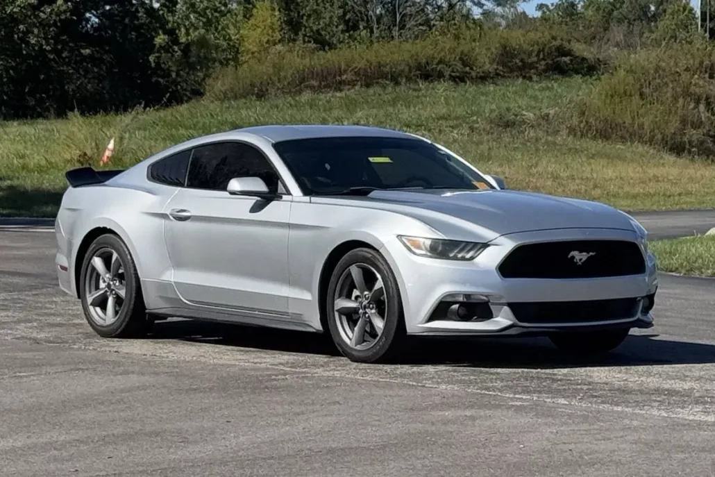 2015 Ford Mustang V6 photo 1
