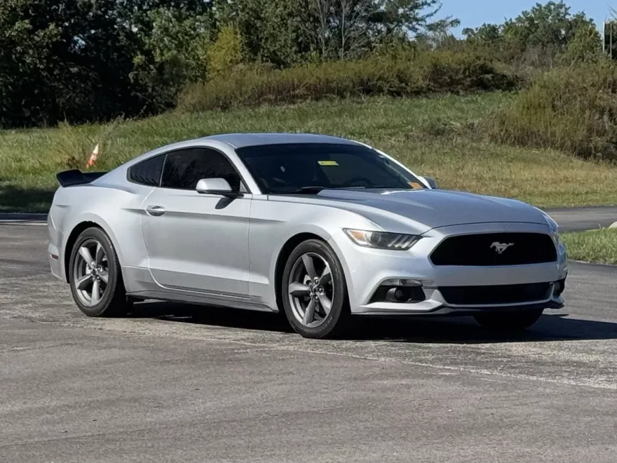 2015 Ford Mustang V6 photo 1