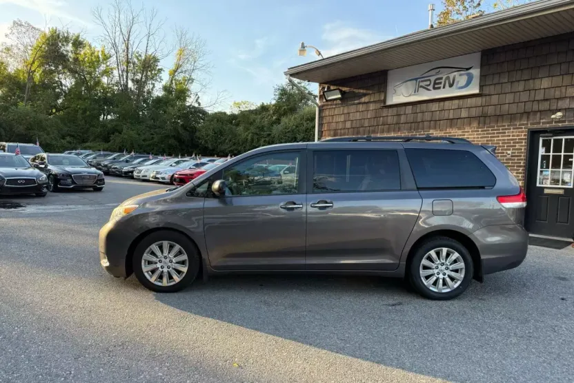 2012 Toyota Sienna Limited photo 1
