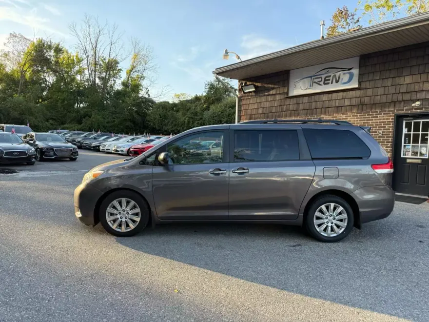 2012 Toyota Sienna Limited photo 1