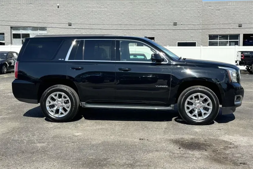 2017 Gmc Yukon SLE photo 1