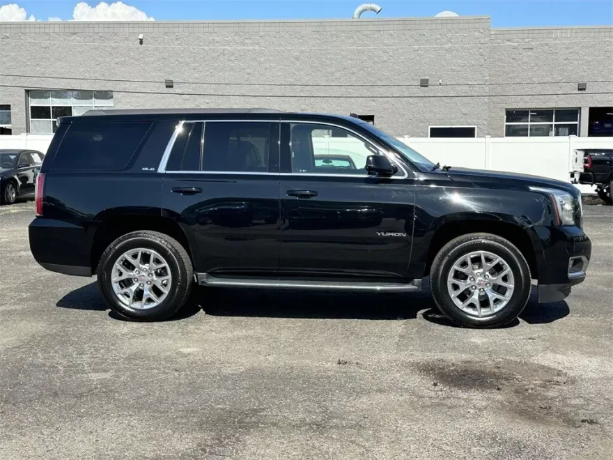2017 Gmc Yukon SLE photo 1